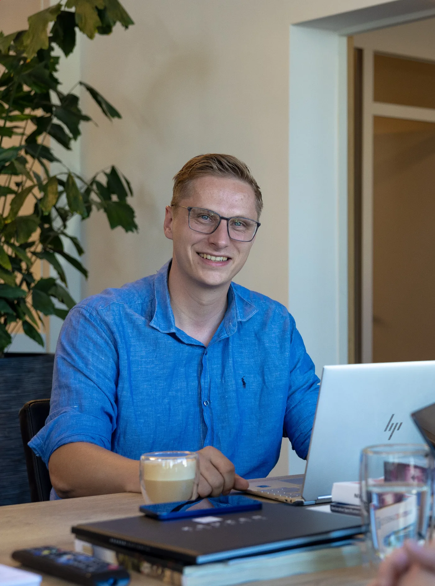 Alexander in gesprek aan tafel bij upMention